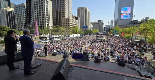지난 4월13일 서울 종로구 광화문 인근 광장에서 자유통일당이 제22대 총선 이후 첫 집회를 연 가운데 전광훈(왼쪽 두번째) 당 상임고문이 연설하고 있다.<자유통일당 제공 사진>